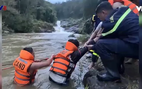 Lâm Đồng: Giải cứu nhóm thiếu niên mắc kẹt trong rừng do mưa lũ