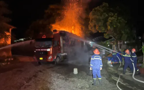 Xe chở hàng chục tấn vàng mã cháy dữ dội lúc rạng sáng