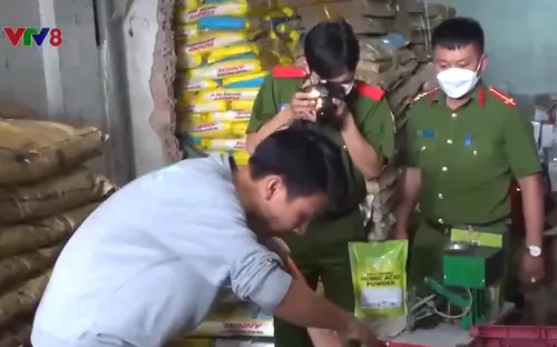 Bắt quả tang cơ sở sản xuất phân bón giả