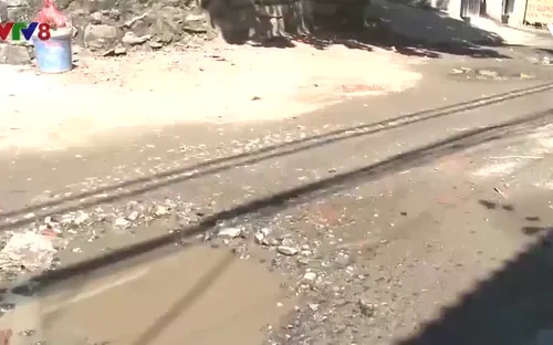 Nỗi khổ của người dân khi con đường xuống cấp đã 10 năm