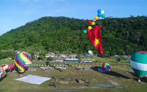 Chen chân trải nghiệm bay khinh khí cầu tại An Giang