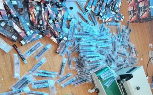 Đột kích cơ sở nghi làm giả cả nghìn điếu thuốc lá điện tử