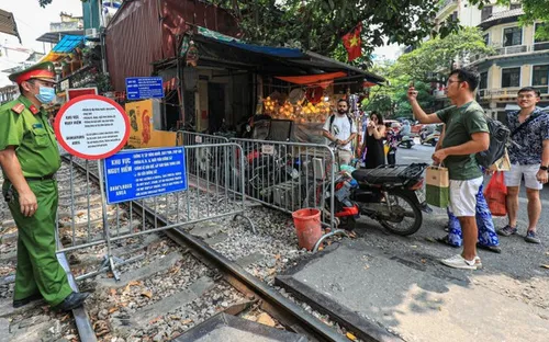 Hàng nghìn lối đi tự mở bủa vây, đường sắt sắp thành phố đi bộ?