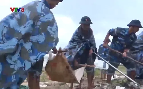 Bộ đội giúp dân khắc phục hậu quả bão số 4