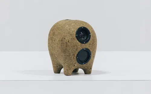 Kỳ lạ: loa làm từ phân bò và thảm làm từ lông chó được ra mắt tại Singapore