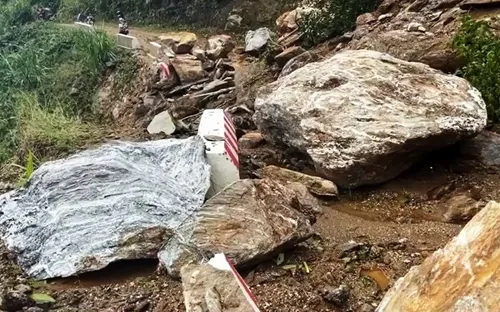 Hàng trăm hộ dân huyện Nam Trà My bị cô lập do sạt lở núi