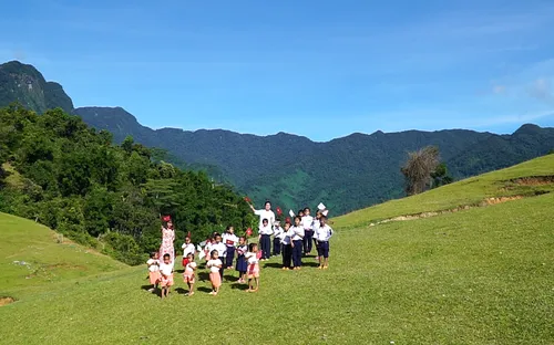 Xúc động lễ khai giảng ở nơi không điện, không nước giữa thảo nguyên xanh