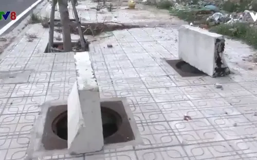 Nguy hiểm cho người đi bộ từ việc nắp hố ga vỉa hè bị trộm