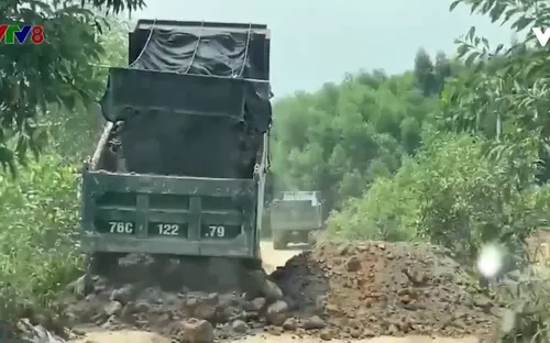 Xe ben đổ đất chặn đường tác nghiệp của phóng viên