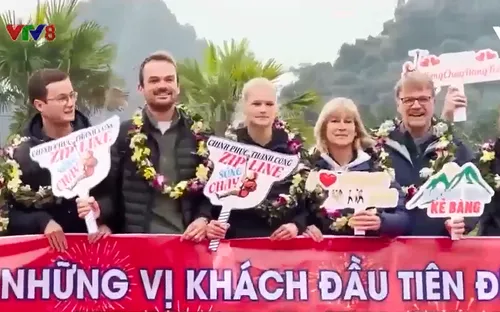 Miền Trung đón chuyến bay, đoàn khách du lịch đầu năm mới