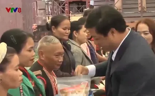 Thăm, tặng quà đồng bào dân tộc thiểu số ở Đà Nẵng