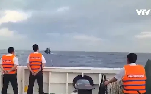 Lai kéo tàu cá Bình Định gặp nạn về bờ