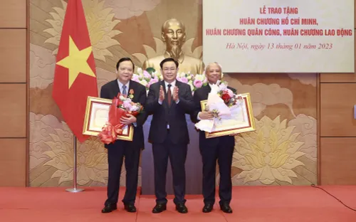 Chủ tịch Quốc hội Vương Đình Huệ trao Huân chương tặng các đồng chí nguyên lãnh đạo Quốc hội