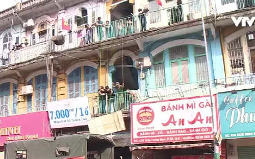 Người dân tự nguyện di dời khỏi chung cư xuống cấp
