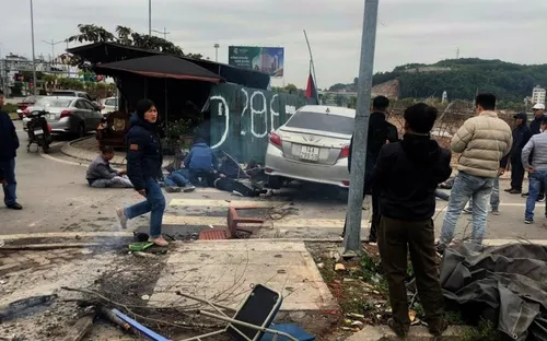 Ô tô lao thẳng vào 5 người đang ngồi sưởi ấm bên đường