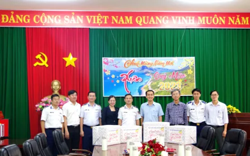 Cảnh sát biển đồng hành cùng ngư dân với "Xuân yêu thương - Tết chia sẻ"