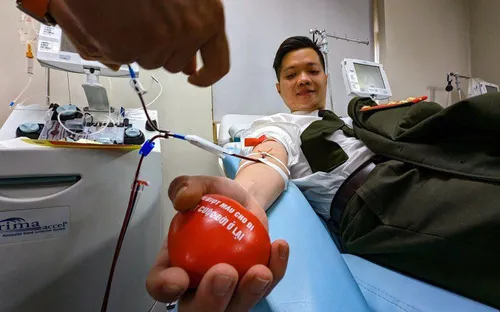 Thượng úy công an hiến máu cứu cháu bé 1 tuổi trong ngày Tết