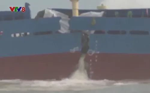 Khó tiếp cận tàu chở hàng va phải đá ngầm