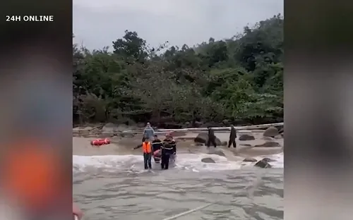 Cứu nạn du khách ngã xuống bãi đá Sủng Cỏ, thuộc đèo Hải Vân