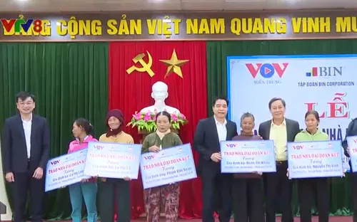 Trao tặng nhà Đại đoàn kết cho hộ dân khó khăn