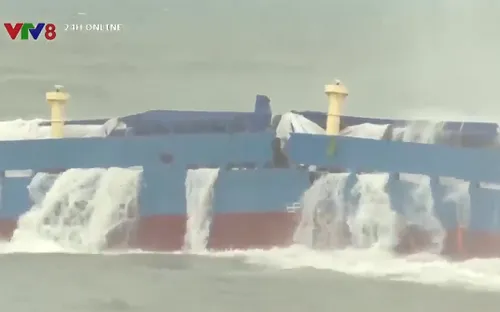 Tàu gặp nạn trên biển: Chốt phương án hút 8.000 lít dầu