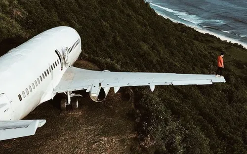 Máy bay "về hưu" được tân trang thành villa độc nhất vô nhị trên vách núi