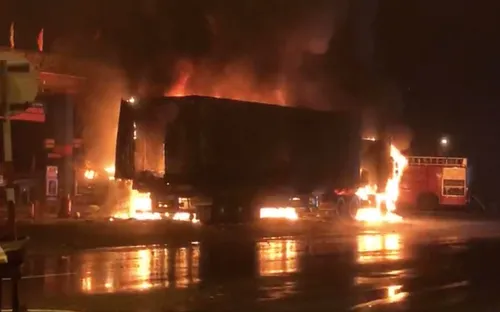 Ô tô tải và xe container đậu sát cây xăng bốc cháy, thiệt hại hàng tỷ đồng