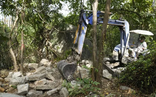 Tháo dỡ công trình xây dựng trái phép trên đất rừng phòng hộ núi Thị Vải