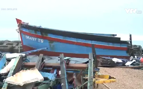 Tàu cá bị sóng đánh chìm vì biển động