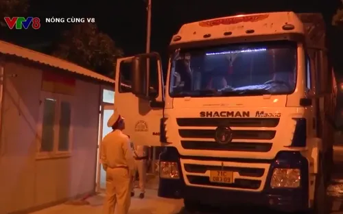 Lái xe chở quá tải, chống đối cảnh sát Giao thông