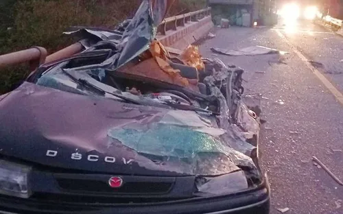 Khởi tố vụ án xe tải lật đè bẹp ô tô khiến 2 cha con tử vong