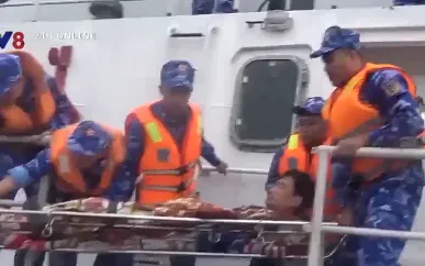 Tàu Cảnh sát biển 2012 cấp cứu ngư dân bị tai biến trên biển