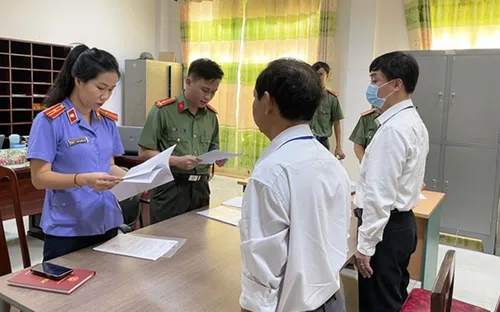 Bắt giám đốc và 2 cán bộ Trung tâm Đăng kiểm tàu cá Tổng cục Thủy sản