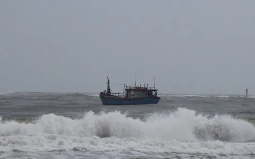 Ứng cứu kịp thời 3 ngư dân trên 2 ghe bị chìm trên biển