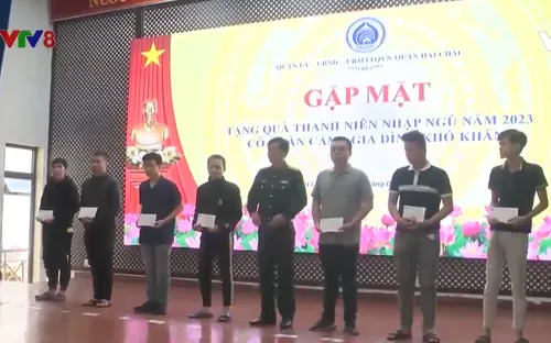 Gặp mặt, tặng quà cho thanh niên nhập ngũ có hoàn cảnh khó khăn