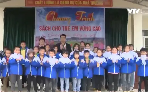 Trao sách, áo ấm đồng phục cho học sinh miền núi Thanh Hóa