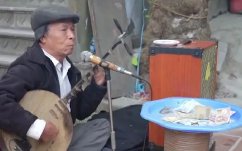 Mở loa lớn hát xin tiền, ngang nhiên đổi tiền lẻ ở đền Chợ Củi (Hà Tĩnh)