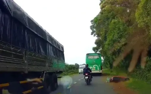 Xe khách vượt ẩu khiến người đi xe máy té ngã