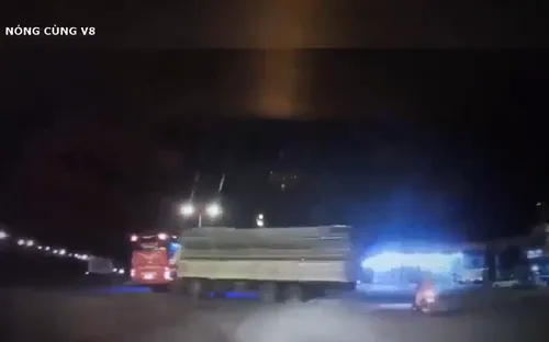 Va chạm giữa xe khách và xe tải, 13 người bị thương