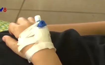 Hàng chục em học sinh ở Đắk Lắk ngộ độc sau khi nhận bóng bay từ người lạ