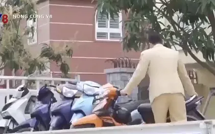 Nghệ An xử lý nghiêm học sinh chưa đủ tuổi điều khiển xe gắn máy đến trường