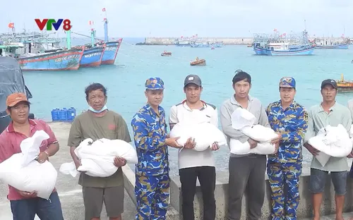 Đảo Đá Tây hỗ trợ gạo và nước ngọt cho 45 tàu cá Ninh Thuận