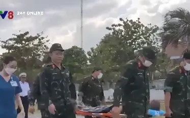 Trực thăng EC 225  đưa ngư dân từ đảo Song Tử Tây vào bờ chữa trị