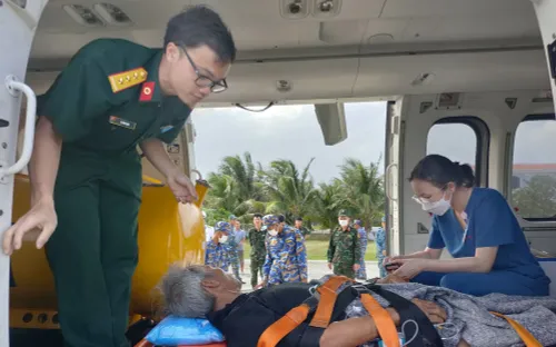 Cấp cứu ngư dân bằng trực thăng từ Trường Sa