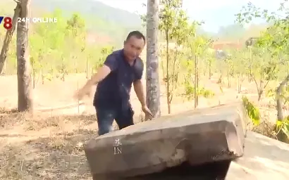 Phát hiện thêm nhiều gỗ lậu được tẩu tán trong vườn cao su.