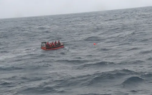 Cứu nạn kịp thời 14 thuyền viên bị chìm tàu trên biển trong thời tiết đặc biệt xấu