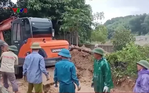 Hà Tĩnh huy động 200 người gia cố sạt lở bờ sông