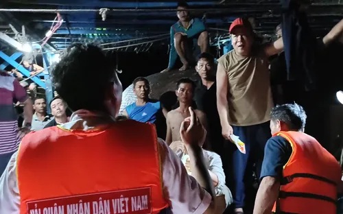 Tàu hải quân đã đón được nhiều ngư dân của tàu cá Quảng Nam gặp nạn