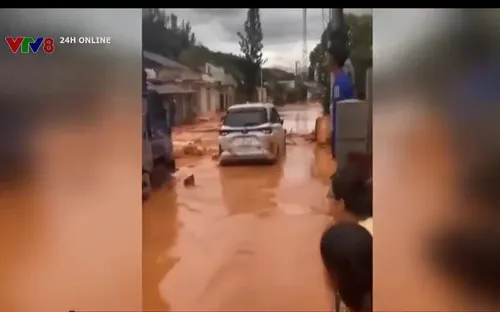 Phan Thiết: Lũ cát đỏ vùi lấp đường và làm sập mố cầu