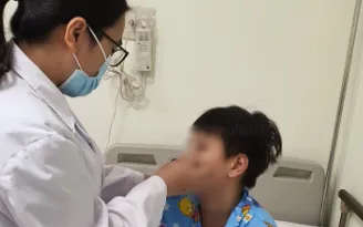 Bé trai gãy xương mũi vì xem bạn chơi đồ long đao nặng 30kg